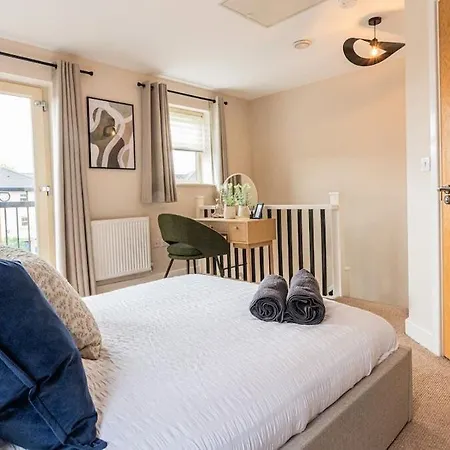 Lockside Living Holiday home *